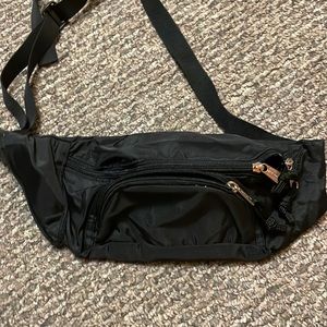 NWOT cross body bag / black Fanny pack